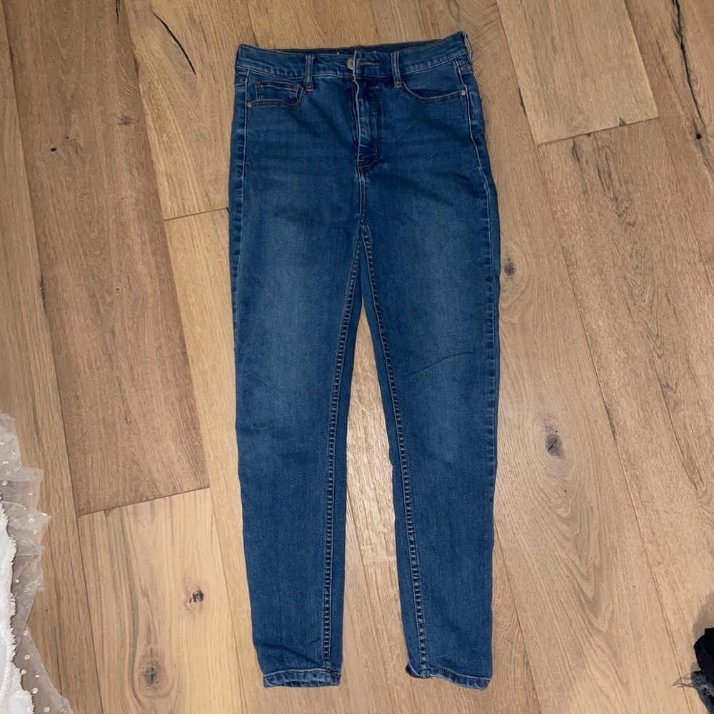 FREE PEOPLE JEANS!! Great pair of basic denim!!